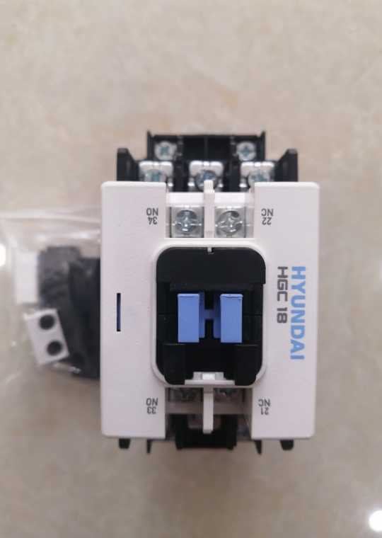 CONTACTOR HYUNDAI 3P 18A ( HGC18 )