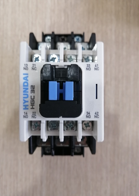 CONTACTOR HYUNDAI 3P 32A ( HGC32 )