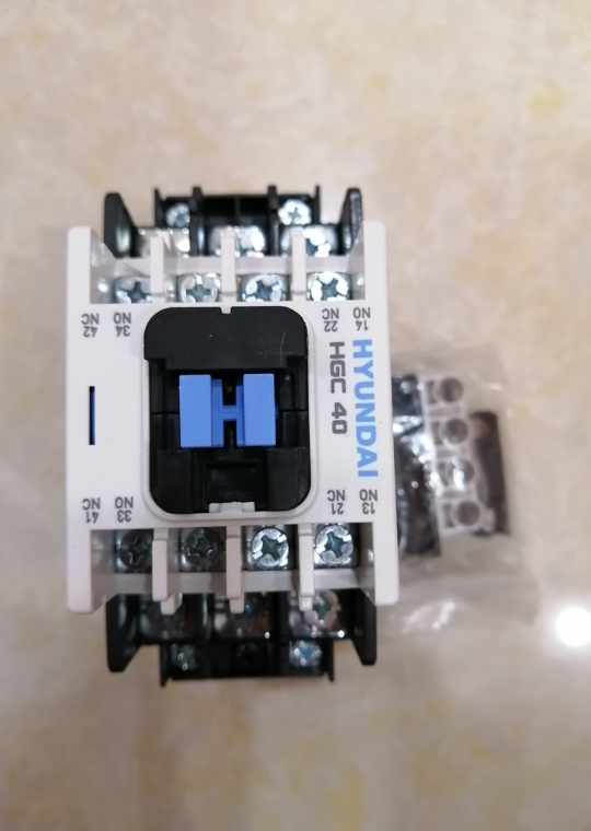 CONTACTOR HYUNDAI 3P 40A ( HGC40 )