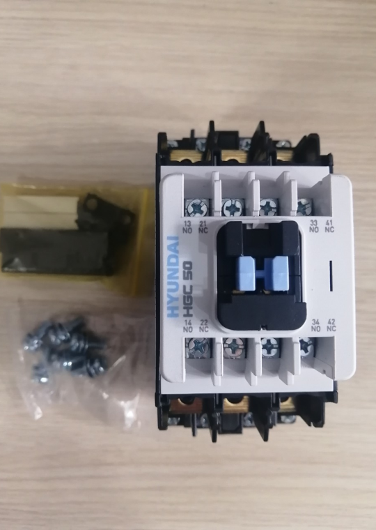 CONTACTOR HYUNDAI 3P 50A ( HGC50 )
