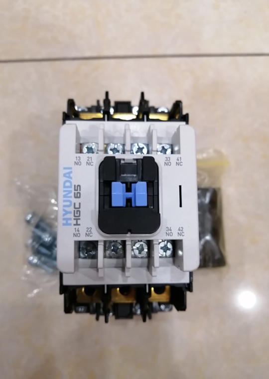 CONTACTOR HYUNDAI 3P 65A ( HGC65 )