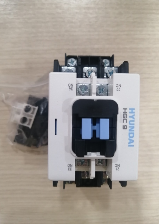 CONTACTOR HYUNDAI 3P 9A ( HGC9 )