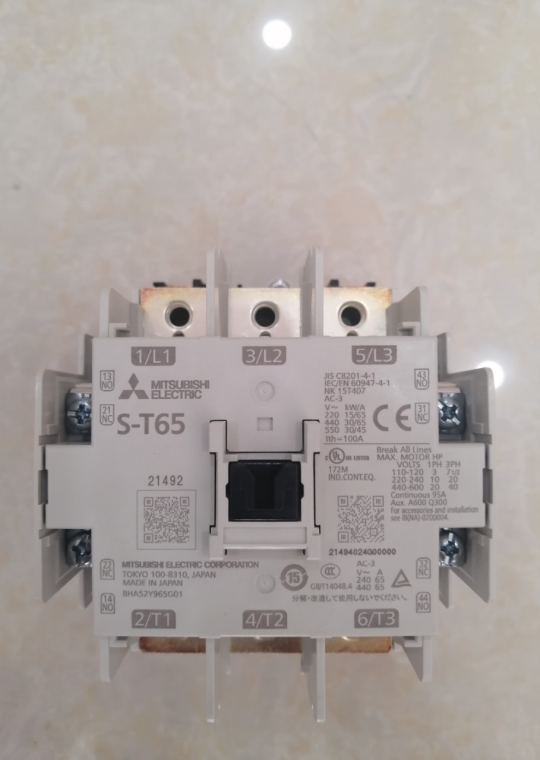 CONTACTOR MITSUBISHI 3P 65A ( S-T65 )