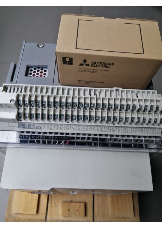 ACB MITSUBISHI 3P 630A 65kA loại cố định ( AE630-SW )