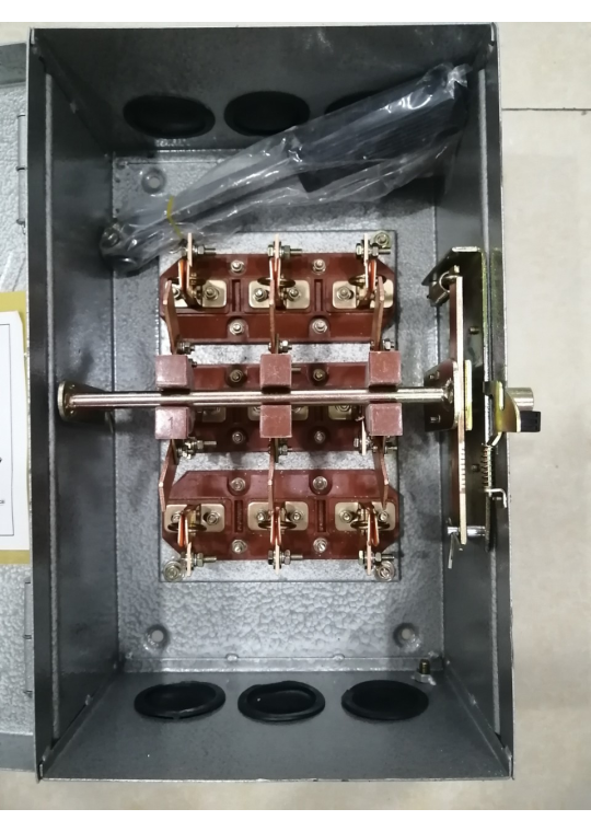 Cầu dao hộp VINAKIP 3 pha 3 cực 100A 660V - Đảo Chiều ( CDH3P2N 100A )