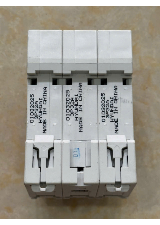 MCB HYUNDAI 3P 32A 10kA ( HGD63P )