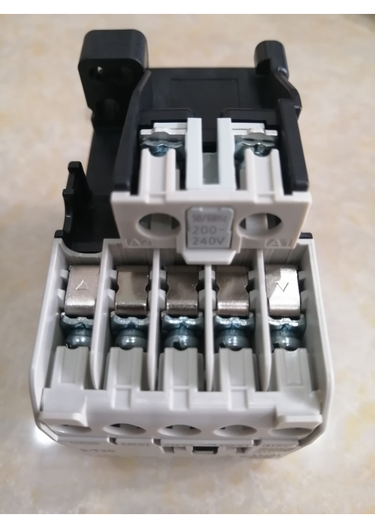 CONTACTOR MITSUBISHI 3P 18A ( S-T20 )